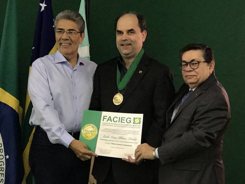 Parolini recebe medalha da Facieg