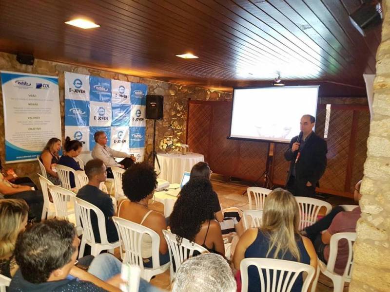 Parolini fala para empresários jovens sobre associativismo