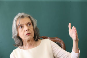 Cármen Lúcia suspende dupla incidência de ICMS