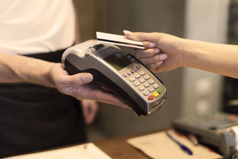 Uso de cartões de crédito e débito sobe, enquanto o de cheques cai