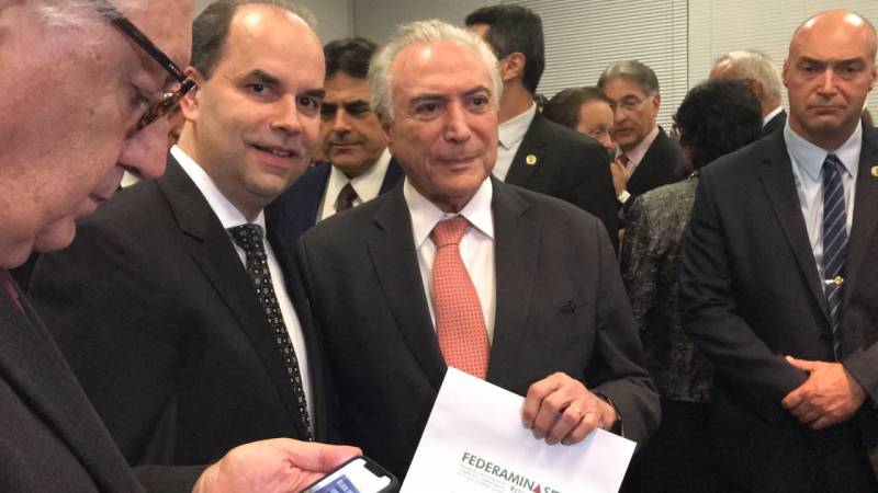 A Federaminas, em defesa do nosso Estado e do nosso País, entrega ao presidente da república - Sr Michel Temer - o seu manifesto de apoio ao movimento dos caminhoneiros.