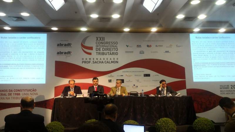 Diretor jurídico da Federaminas preside mesa em congresso da Abradt