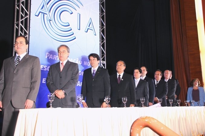 Márcio Farid assume a presidência da ACIA em solenidade com o governador Anastasia