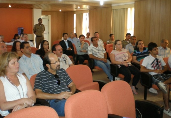 PM debate segurança pública com empresários na Associação Comercial de Poços de Caldas