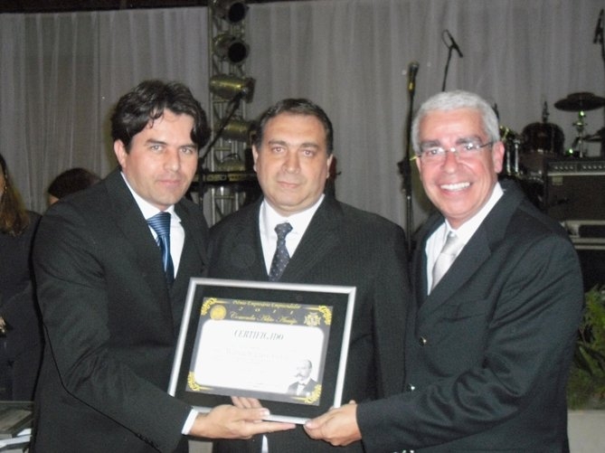 Presidente Wander Luis é homenageado em Além Paraíba na entrega do Prêmio Empresário Empreendedor