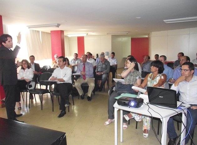 Diretoria da Federaminas debate assuntos de interesse das ACEs