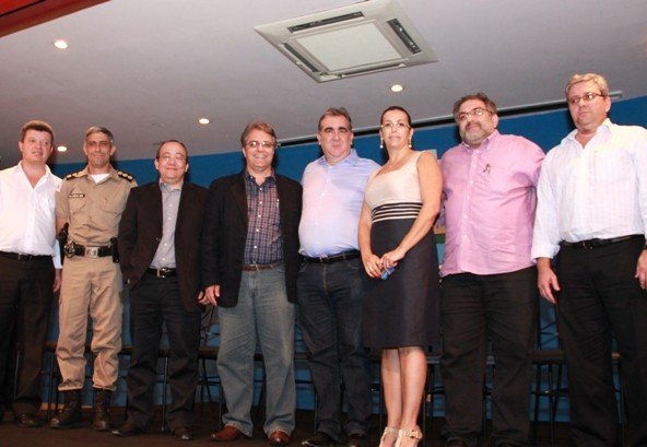 Governo de Minas lança na federada de Uberaba programa Celular Seguro