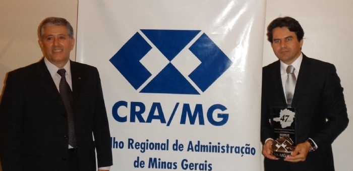 Presidente Federaminas recebe prêmio do CRA