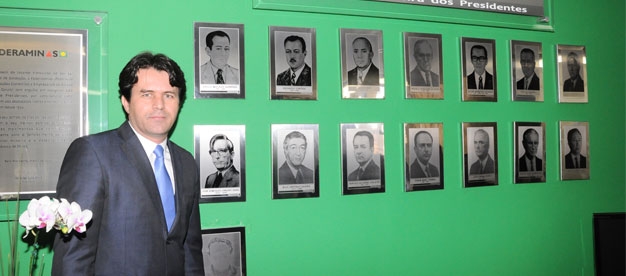 Federaminas descerra retrato de ex-presidente